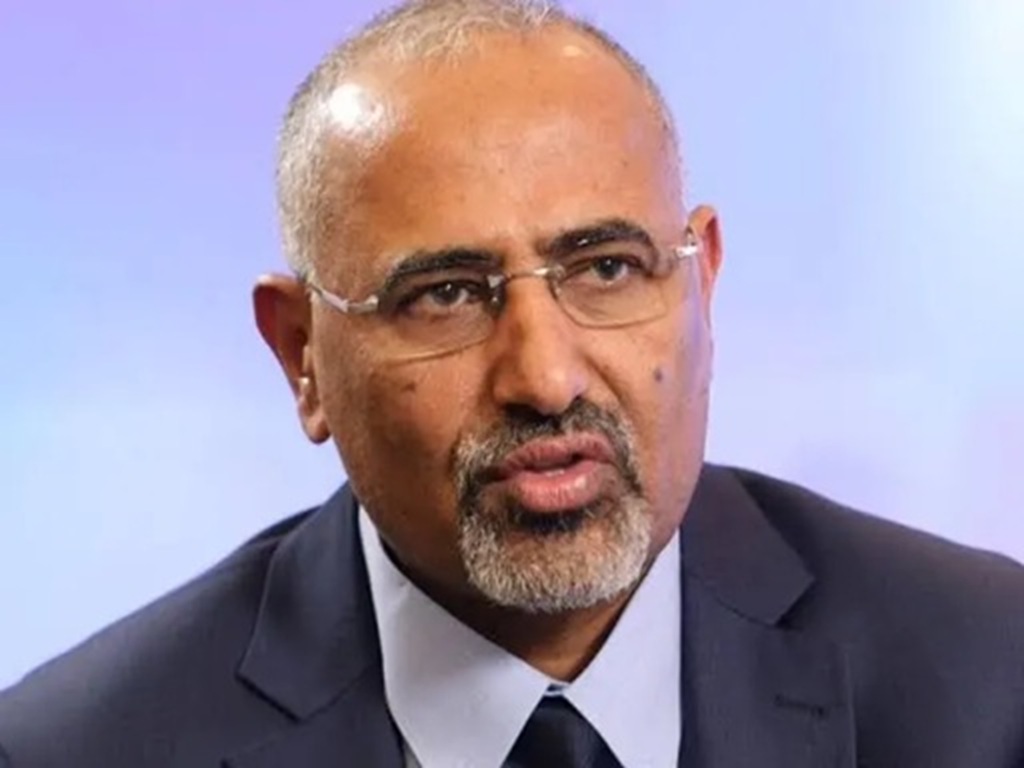 صعد الطائرة متجها إلى الرياض فتلقى اتصالات وغادر فجأة.. الكشف عن التفاصيل الأخيرة لـ عيدروس الزبيدي قبل الاختفاء 