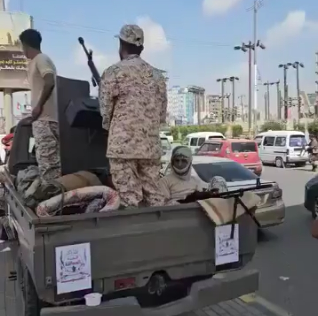 عدن..قوات العمالقة تنتشر في كريتر وتتسلّم مواقع عسكرية والبنك المركزي بعد انسحاب قوات الانتقالي من التواهي والمعلا - (فيديوهات)