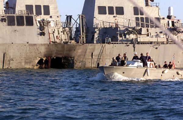ترامب: طهران كانت متورطة بالهجوم على المدمرة  ”يو إس إس كول“ في  اليمن عام 2000
