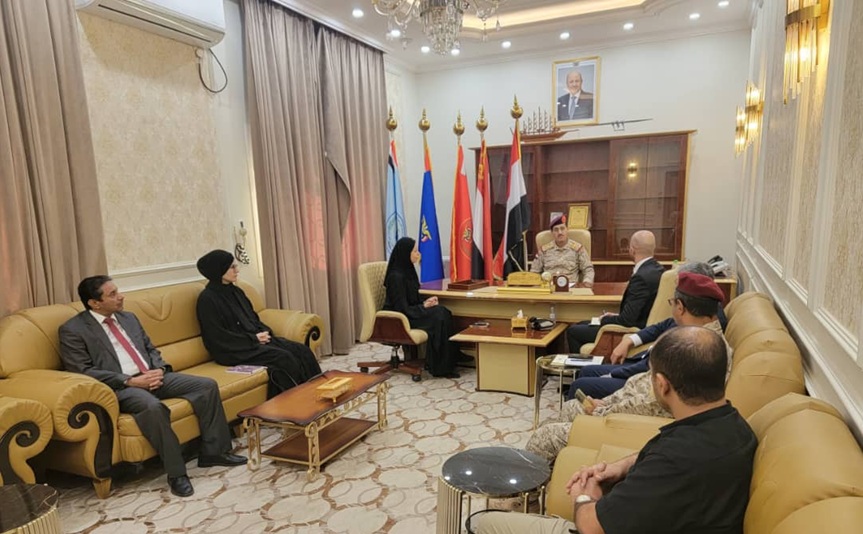 وزير الدفاع اليمني يبحث مع الصليب الأحمر ملف الاسرى والمختطفين