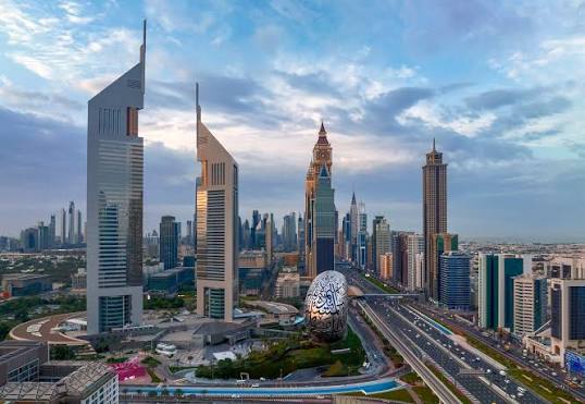 سلطات دبي تعلن احتواء حادث بسيط ناجم عن سقوط حطام بعد عملية اعتراض وتكشف حقيقة الهجوم على مطار دبي