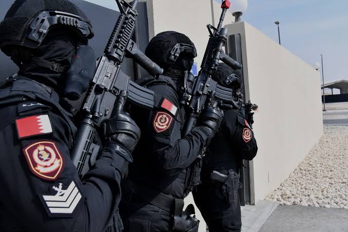 أمن دولة خليجية يلقي القبض على شخص يحمل ”جنسية عربية“ نشر تغريدات تضمنت إساءة للدولة ومؤسساتها