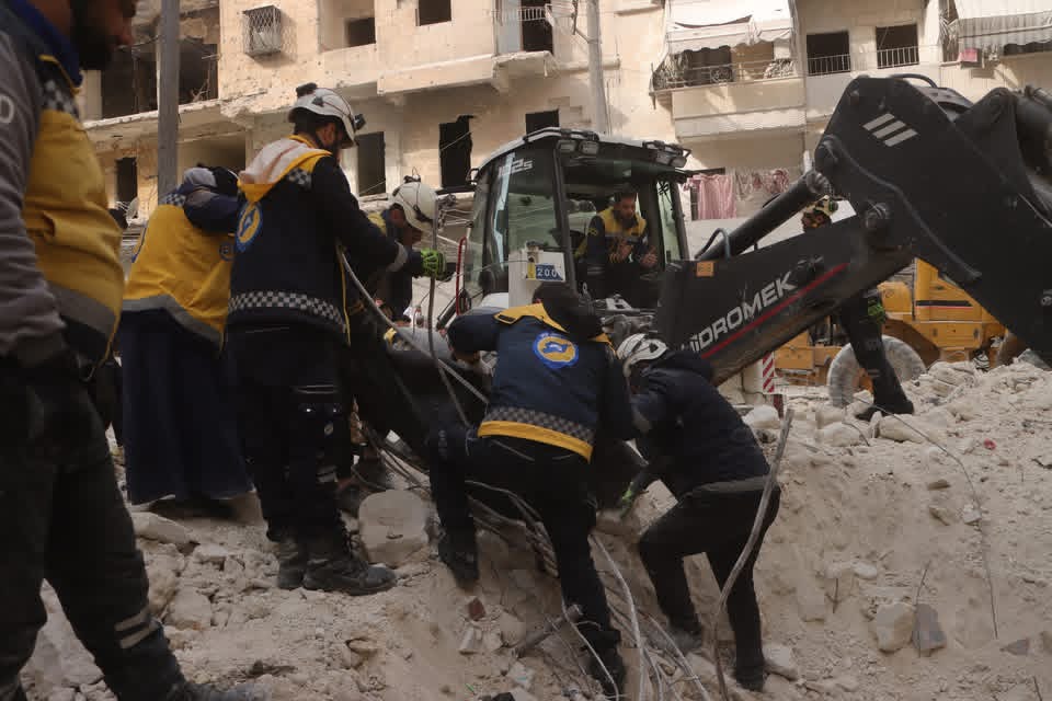 ارتفاع ضحايا انهيار مبنى سكني في حلب بسوريا إلى 10 قتلى