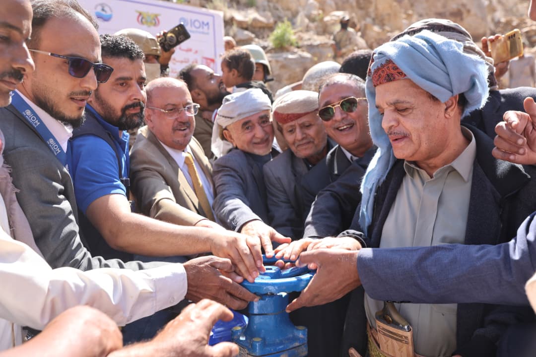 رئيس البرلمان اليمني يفتتح مشروع مياه في تعز ويزور المسراخ لبحث الأوضاع الخدمية والتنموية
