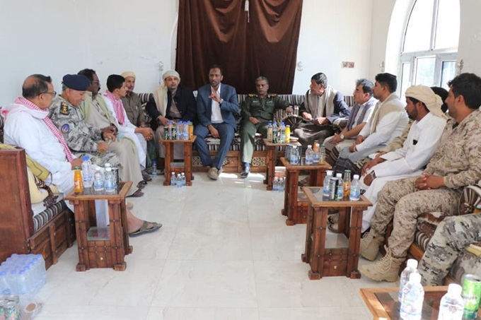 مسؤول محلي يتفقد جاهزية القوات المكلّفة بتأمين ميناء نشطون في المهرة