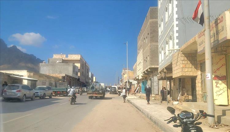 مواطنون في سقطرى يعيدون رفع العلم اليمني في الشوارع العامة تعبيرًا عن التمسك بالهوية الوطنية