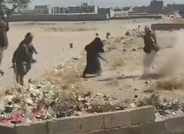 عصابة مسلحة تهاجم فتاة في صنعاء وتنهب أرضها وسط غياب القانون