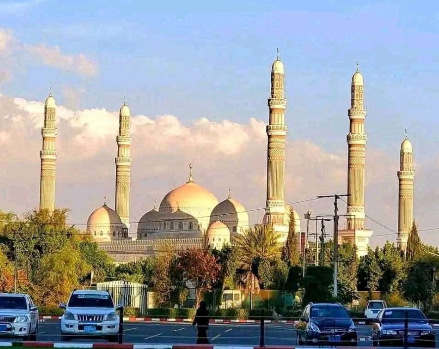 حريق ضخم في مديرية الصافية بصنعاء