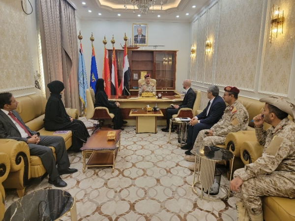 وزير الدفاع اليمني يؤكد معاناة الأسرى في سجون الحوثيين ويبحث مع الصليب الأحمر تعزيز الجهود الإنسانية