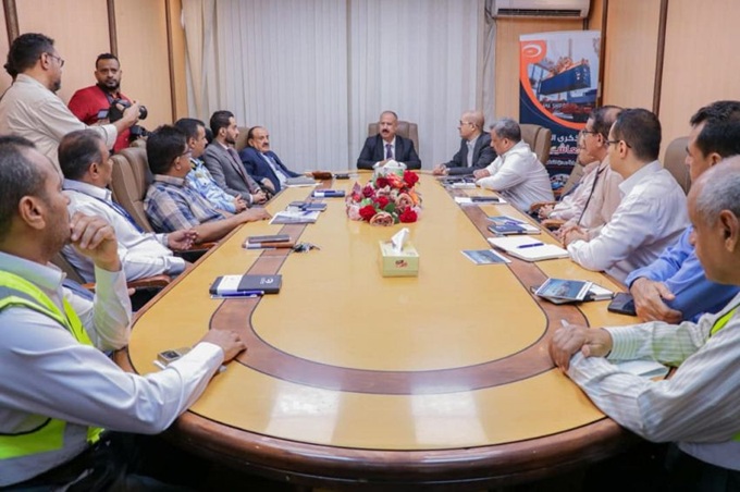 وزير النقل: نعمل على معالجة زيادة الرسوم المفروضة على الشركات الملاحية للموانئ اليمنية 