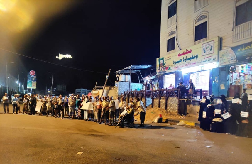 الموظفون النازحون ينظمون وقفة احتجاجية أمام قصر معاشيق للمطالبة بصرف مرتباتهم وحقوقهم 