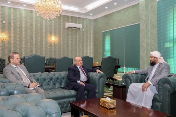 المحرّمي يبحث مع محافظ البنك المركزي إجراءات استقرار العملة وتنفيذ الإصلاحات المالية