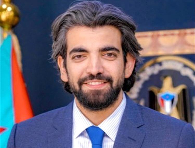 البيض يكشف أولويات «الانتقالي» بعد السيطرة على حضرموت والمهرة ويكشف حقيقة تشكيل حكومة جديدة