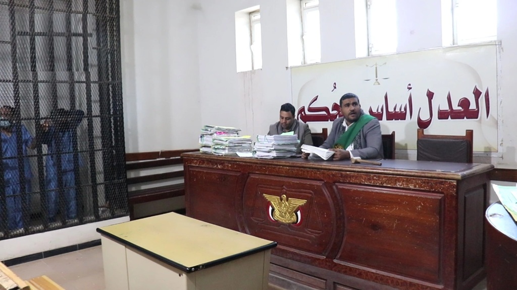 الحوثيون يبدأون محاكمة 9 أشخاص بتهمة التجسس لصالح المخابرات البريطانية