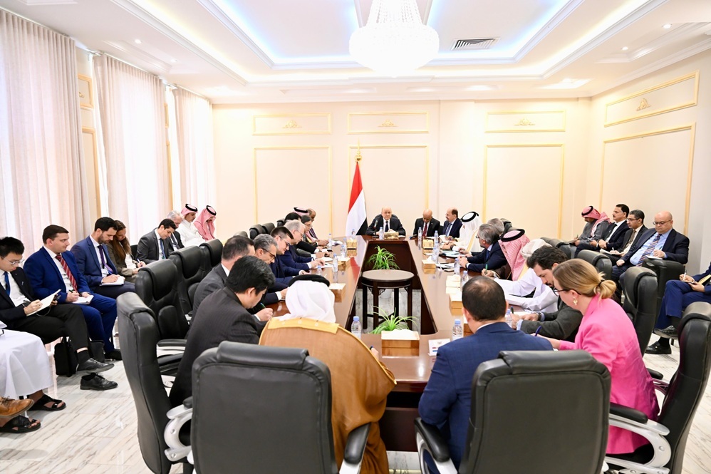 الرئيس العليمي يحذّر سفراء الدول الراعية من “انفجار وشيك”: إجراءات الانتقالي تهدد القرار السيادي وتعرّض الاقتصاد للانهيار