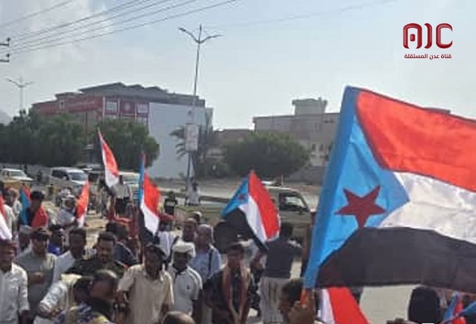 مجاميع الانتقالي تحاصر منزل محافظ حضرموت في المكلا وتطالب بتغييره