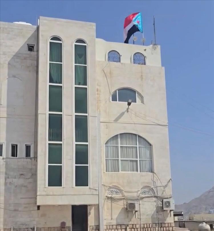 رفع علم الجنوب في المكلا وتصاعد الاحتجاجات للمطالبة بالاستقلال 