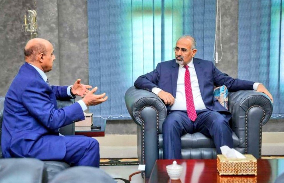 الزُبيدي يبحث مع محافظ البنك المركزي تقدم خطة الإصلاحات المالية والمصرفية