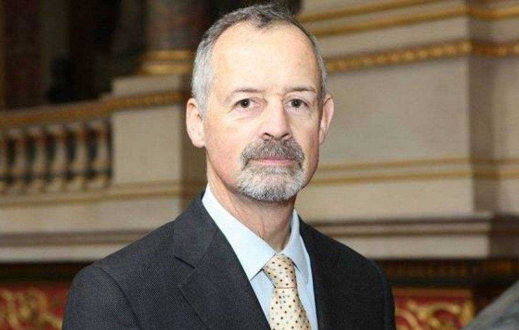 الحقيقة التي أخفيت لسنوات... سفير بريطاني سابق يكشف العقيدة الانتحارية للحوثيين ويدعو لضرب رأس الأفعى