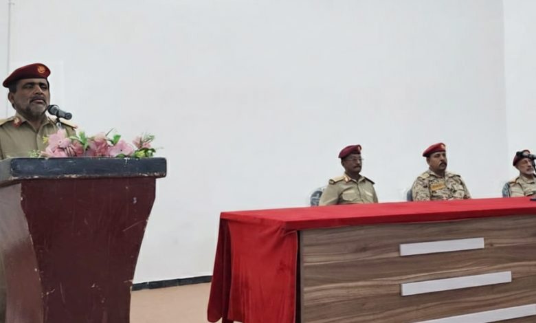 قائد المنطقة العسكرية الثانية يوجّه برفع الجاهزية القتالية والحفاظ على مؤسسات الدولة في حضرموت