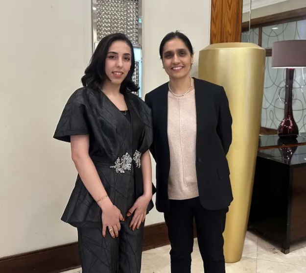 مخرجة يمنية تخطف الأنظار… والسفيرة البريطانية تعلق على موهبتها