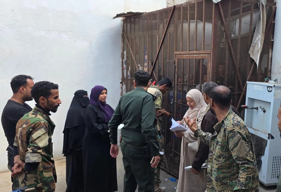 بعد يوم من منعها.. لجنة حكومية تطلع على أوضاع السجناء بمركز شرطة الشمايتين في تعز