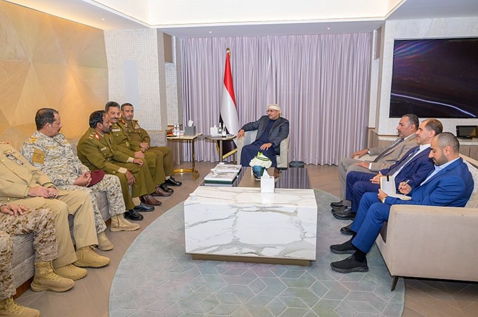 طارق صالح يلتقي رئيس هيئة الأركان ويشدد على بقاء القوات في حالة جهوزية عالية