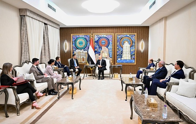 الرئيس العليمي لـ وزيرة بريطانية: الحديث عن فراغ أمني بعد إنهاء الترتيبات الموازية ”سردية مضللة“ ولا سلام دائم في ظل مراكز قرار متعددة