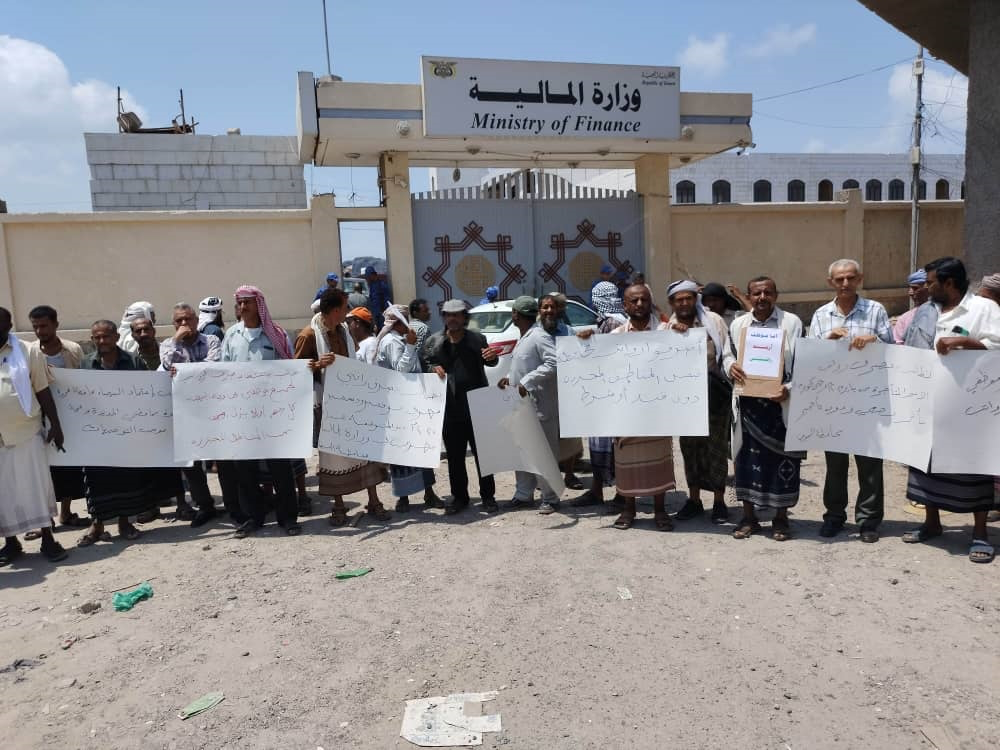 وزارة الخدمة المدنية تبدأ إصدار كشوفات مرتبات الموظفين النازحين لعام 2025 بعد توجيهات العولقي