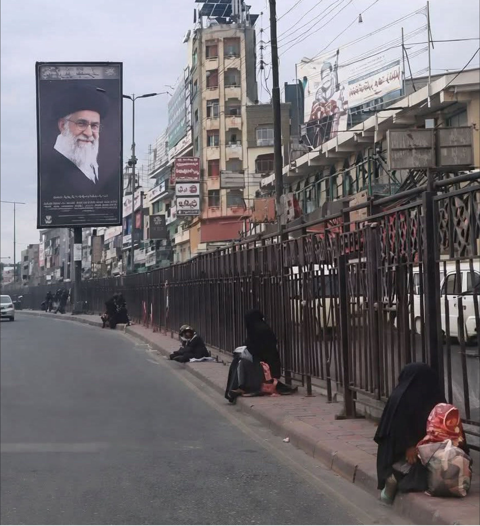 الإرياني: صور خامنئي في صنعاء تكشف ولاء الحوثيين لإيران وتجاهلهم لمعاناة اليمنيين