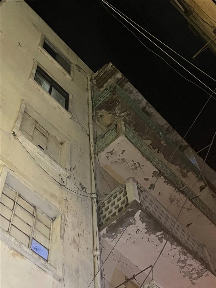 إصابة طفلة بجروح خطيرة إثر سقوط أجزاء من مبنى متهالك في عدن