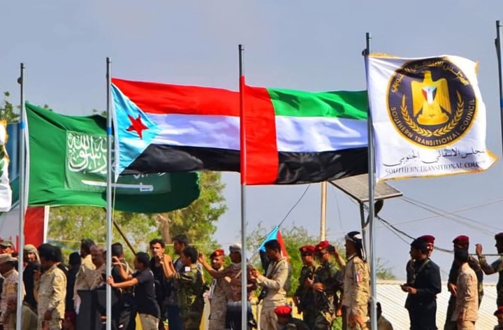 مستشار إماراتي يلمّح إلى قبول خليجي بسيطرة «الانتقالي» على جنوب اليمن والرياض توجه له صفعة قوية