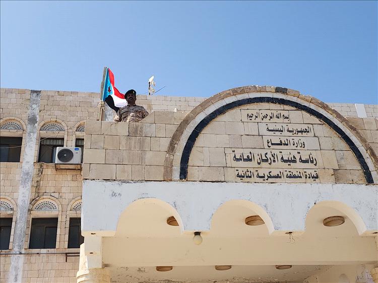 رفع أعلام الجنوب في المنطقة العسكرية الثانية بالمكلا تمهيدًا لإعلان الانفصال