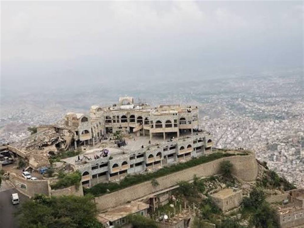 إصابة طفل ومواطنة بقصف حوثي على حي سكني في تعز