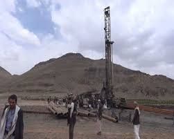 مسلحون حوثيون يستحدثون بئراً تهدد مصادر مياه ست قرى ويردمون عين ماء مواطن في إب