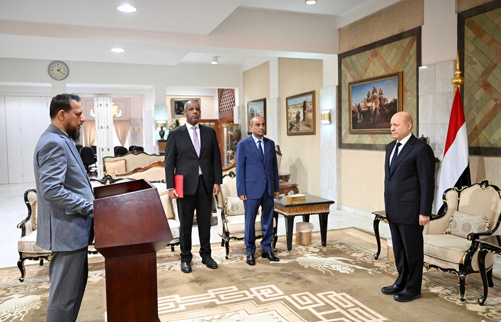 محافظ عدن يؤدي اليمين الدستورية والرئيس العليمي يحدد أولويات المرحلة المقبلة