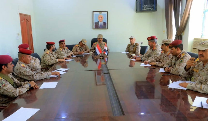 اجتماع عسكري موسّع يقر إجراءات مشددة لتأمين الطريق الدولية والمنشآت الحيوية