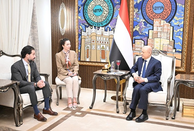 الرئيس العليمي يثمن الضغوط الامريكية القصوى على ايران ووكيلها الحوثي ويؤكد: ملتزمون بسلام عادل لا يشرعن السلاح خارج الدولة