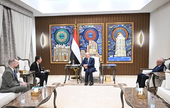الرئيس العليمي يلتقي وفدًا أوروبيًا ويتحدث عن ثلاثة شروط لإحلال السلام المستدام في اليمن