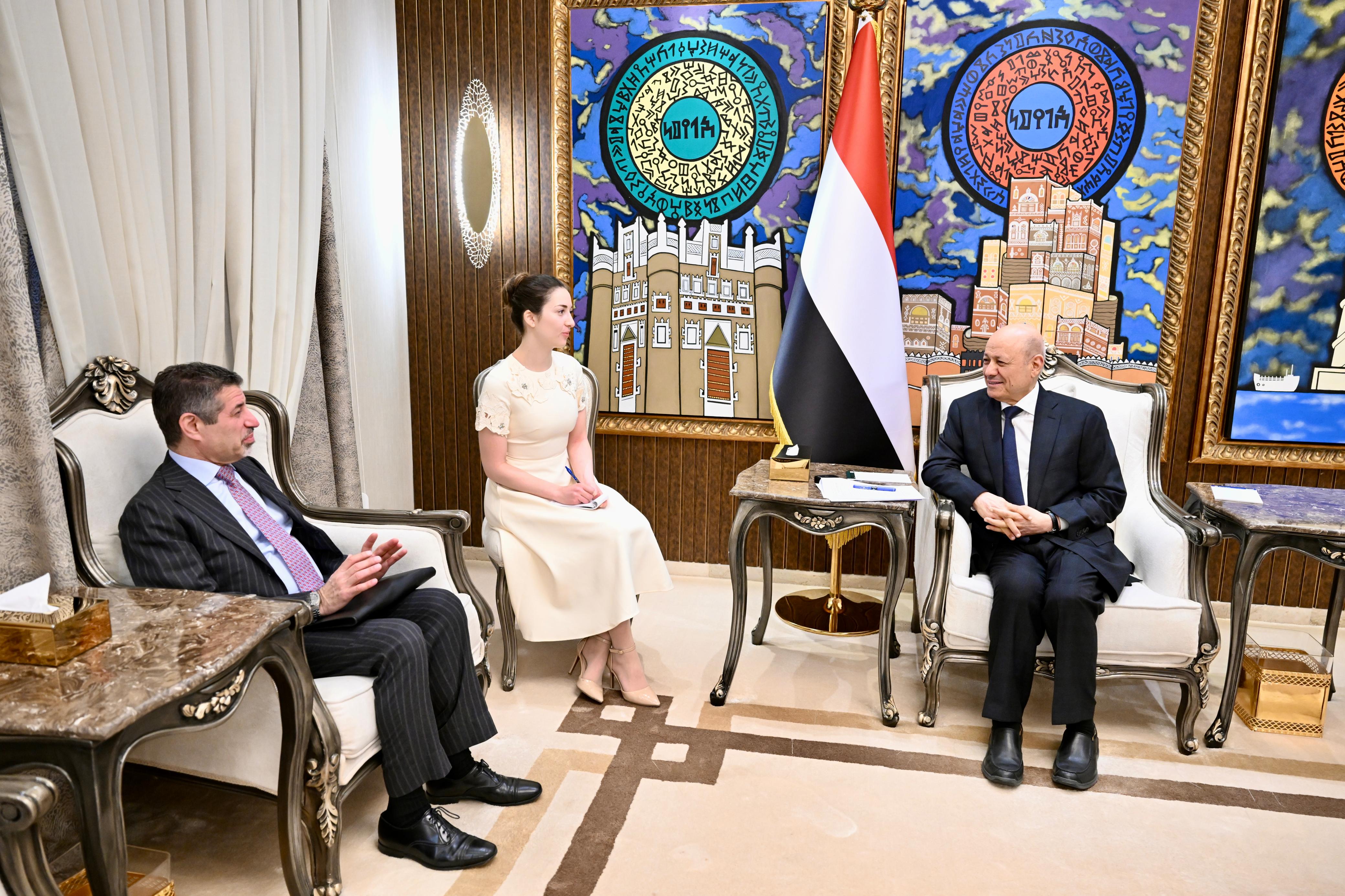 العليمي يلتقي السفير الامريكي ويدين الهجمات الإيرانية ويؤكد ضرورة تشديد الضغوط على طهران ووكلائها في المنطقة