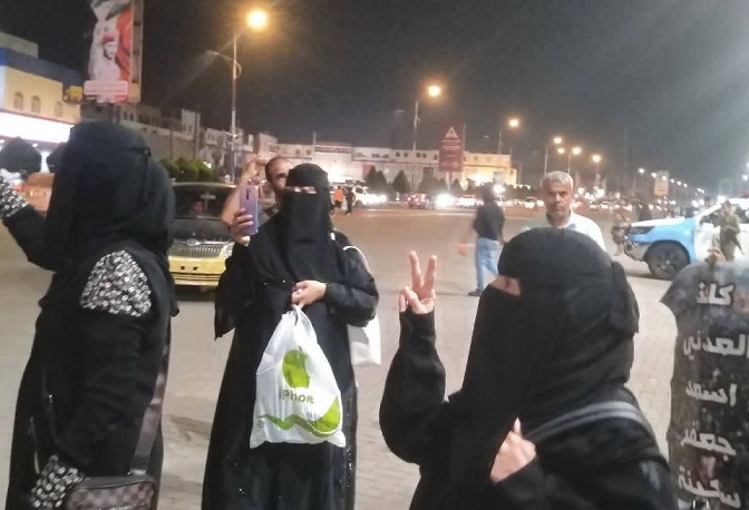 قوات الانتقالي تعتدي على وقفة لأهالي المختطفين في عدن وتمزق صور المخفيين قسراً