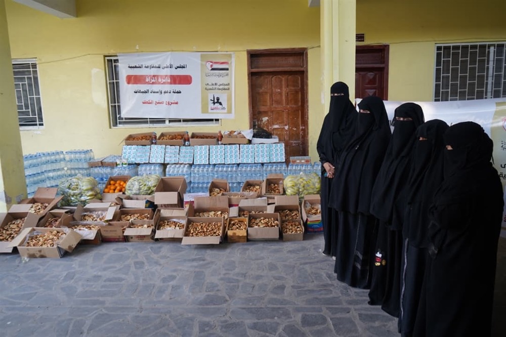 نساء المقاومة الشعبية في تعز يقدمن وجبات إفطار وكعكاً دعماً للمرابطين في الجبهات