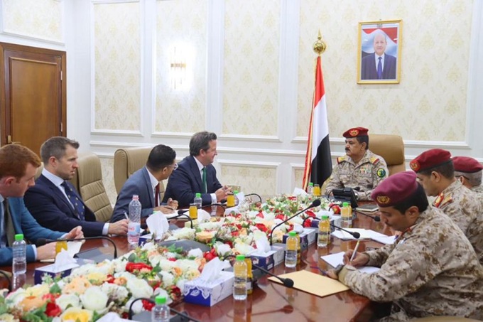 مباحثات عسكرية يمنية بريطانية والداعري يحذر من تصاعد التنسيق بين الحوثيين والتنظيمات الارهابية في الصومال