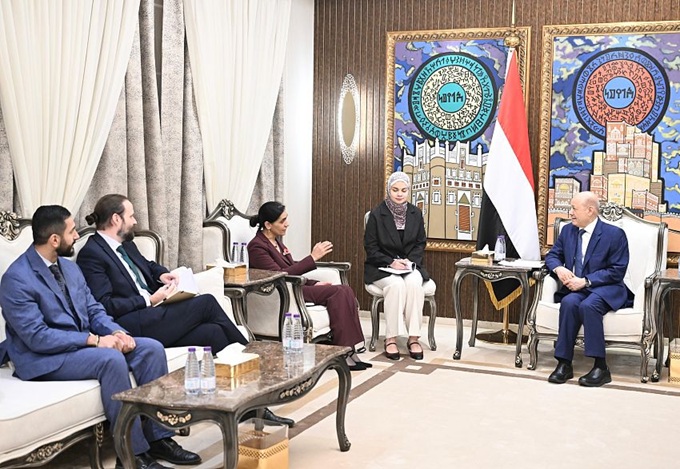 الرئيس العليمي يستقبل سفيرة بريطانيا ويضع أسس إحلال السلام الدائم في اليمن ويحذر من أي حوافز جديدة للحوثيين