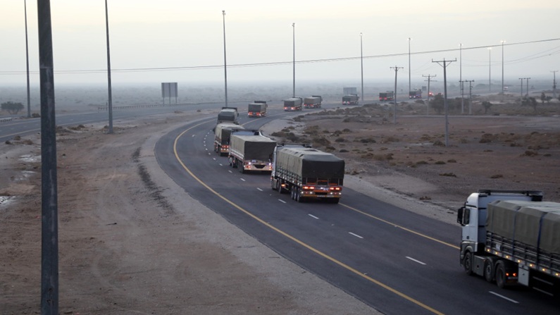 القوات المسلحة الأردنية تسير 13 شاحنة محملة بأكثر من 54 طرد غذائي إلى اليمن