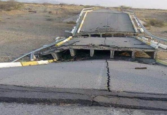 الحوثيون ينسفون طرقات تربط بين أبين ومديرية مكيراس