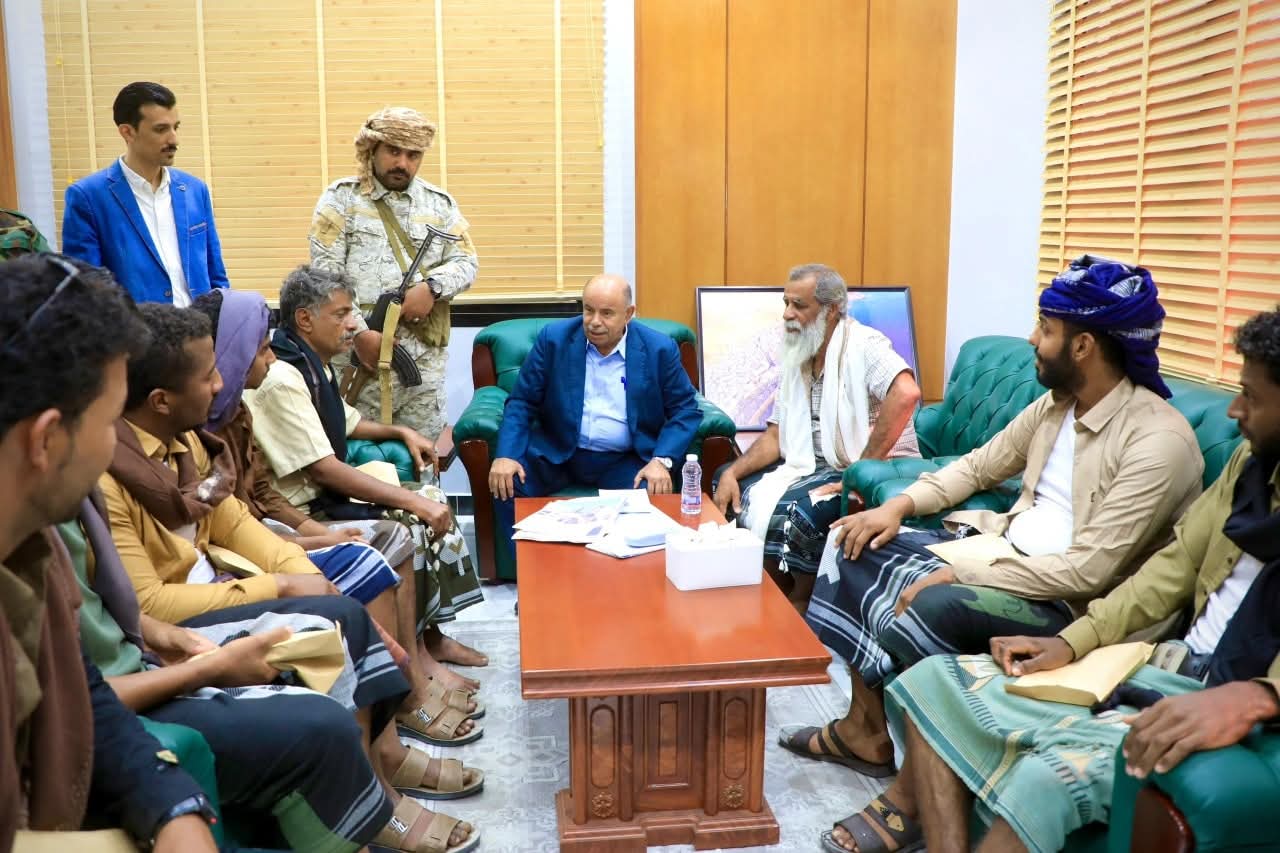 محافظ حضرموت يدعو إلى طي صفحة الماضي وترسيخ التسامح خلال لقائه أسرى مفرجًا عنهم