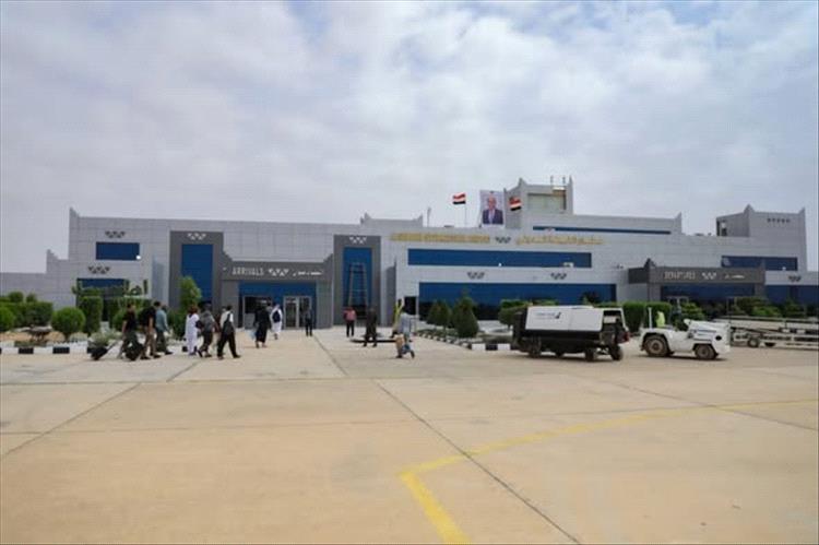 استئناف رحلات نقل العالقين عبر مطار الغيضة الدولي ضمن جهود لتخفيف معاناة المواطنين