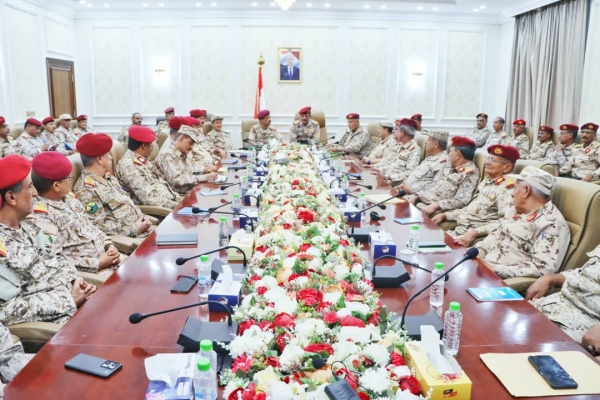 قيادة وزارة الدفاع اليمنية تعقد اجتماعًا موسعًا في عدن لتعزيز توحيد القوات ورفع الجاهزية القتالية