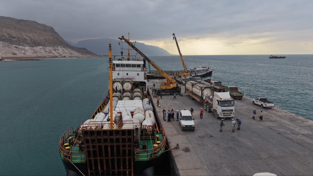 بتمويل سعودي.. وزير النفط يدشن خطة إنهاء أزمة الوقود في سقطرى ويؤكد وصول شحنات عاجلة